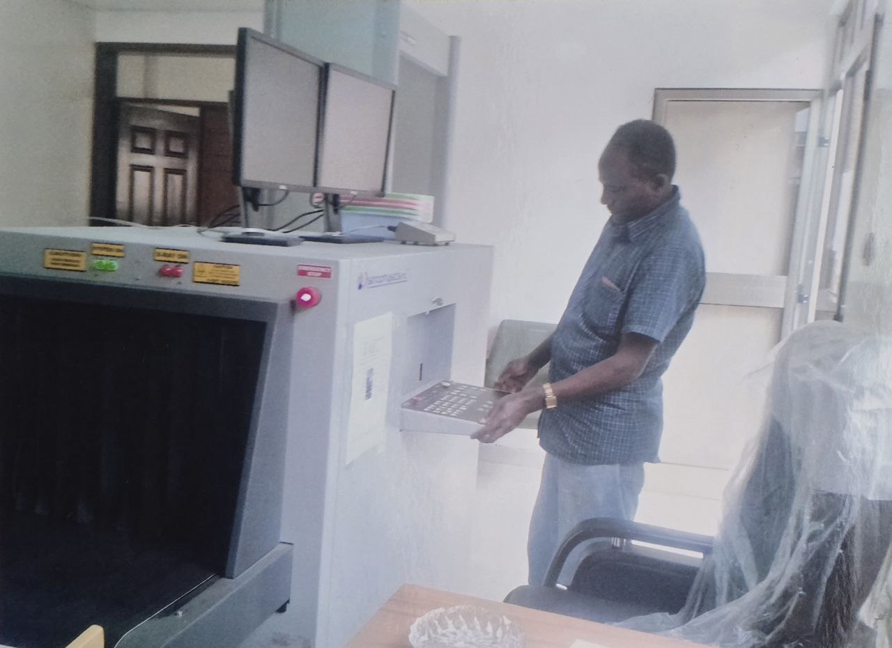 X-ray baggage inspection scanner supplied and supported by Tek